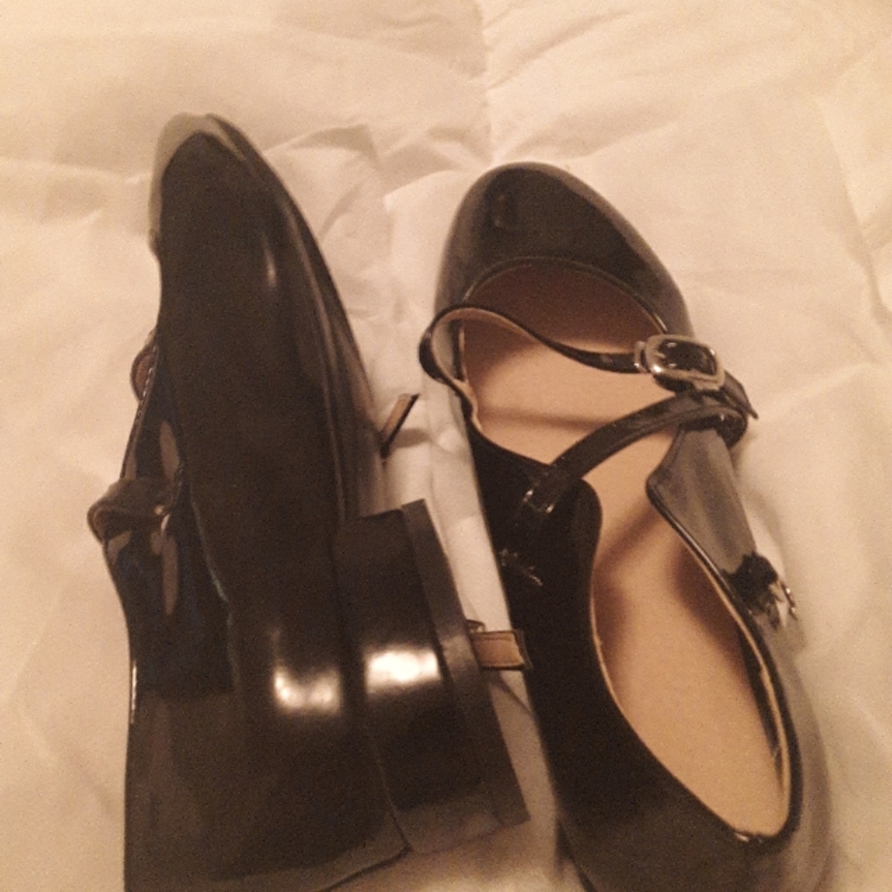 Black patent leather mary Jane shoes